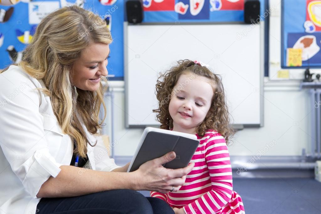 保育園でタブレットを使う様子