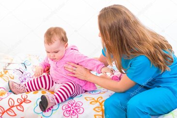 安全チェックリストを確認するスタッフ