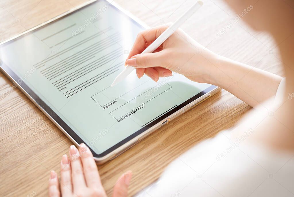 タブレットで業務を効率化する様子