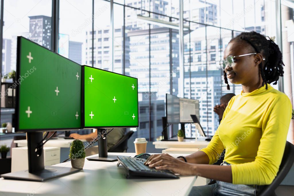 シフト表を確認するスタッフ