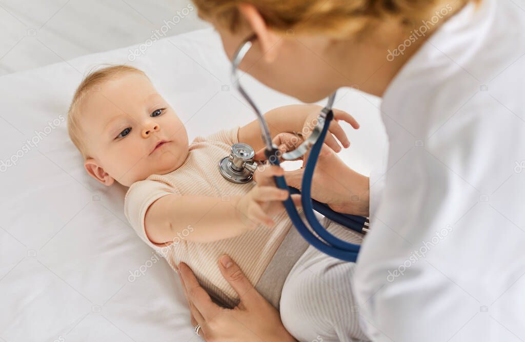 看護師が健康チェックを行う様子