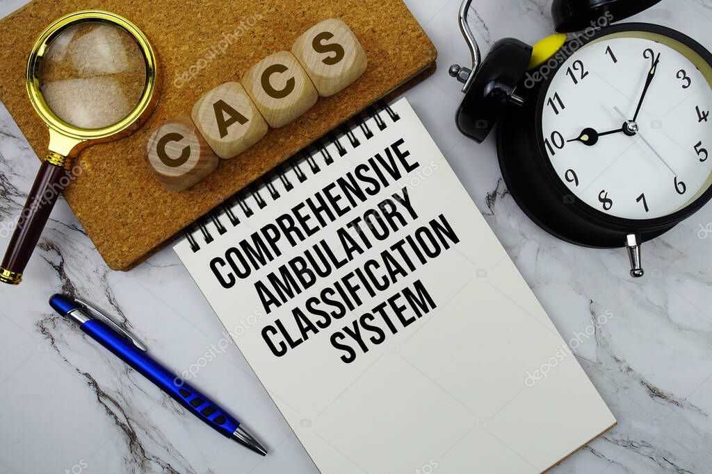 業務フローをホワイトボードで整理する様子